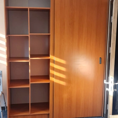 Closét color acacia de puerta corredera