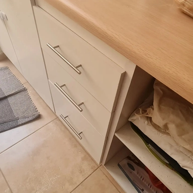 Cajonera de cocina triple de un tono blanco brillante